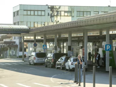 Taxi parking - letali&scaron;če - parkirno mesto za taxi31.10.2024 - Letali&scaron;če Jožeta Pučnika Ljubljana - Fraport Slovenija Upravljavec ljubljanskega letali&scaron;ča.FOTO: LUKA CJUHA