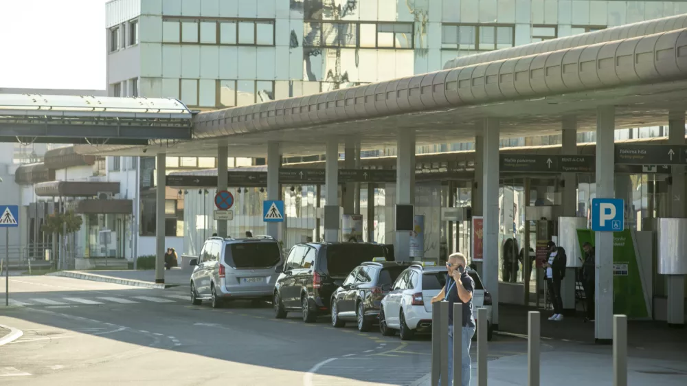 Taxi parking - letali&scaron;če - parkirno mesto za taxi31.10.2024 - Letali&scaron;če Jožeta Pučnika Ljubljana - Fraport Slovenija Upravljavec ljubljanskega letali&scaron;ča.FOTO: LUKA CJUHA