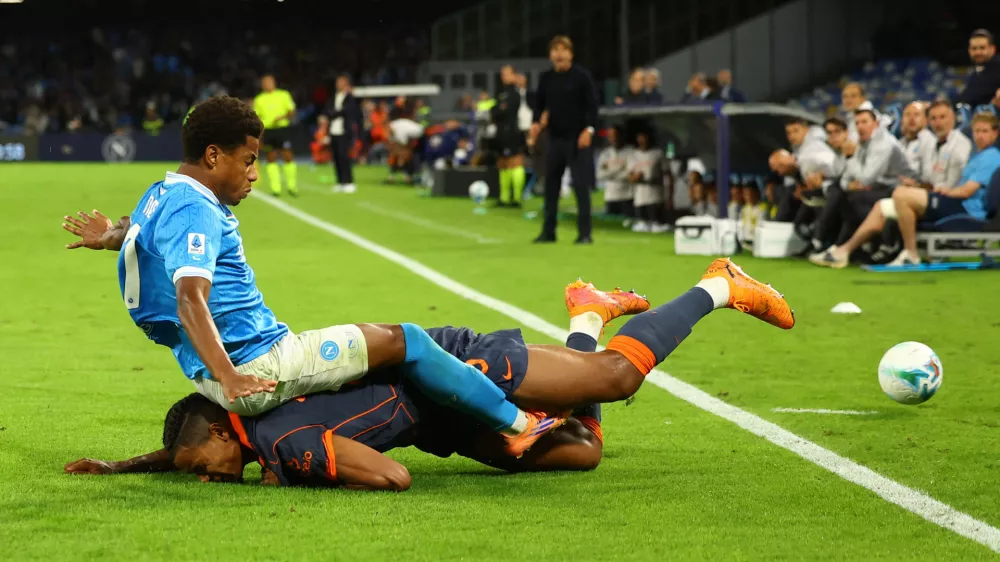 Soccer Football - Serie A - Napoli v Inter Milan - Stadio Diego Armando Maradona, Naples, Italy - October 25, 2025 Napoli's David Neres in action with Inter Milan's Manuel Akanji REUTERS/Ciro De Luca