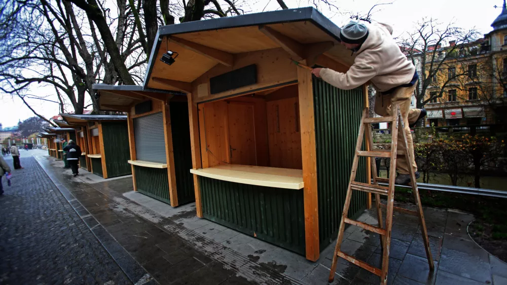 praznično okrasitev Ljubljane - stojnice za prodajo prazničnih daril -. božično novoletni sejem - Breg/FOTO: Matej Pov&scaron;e