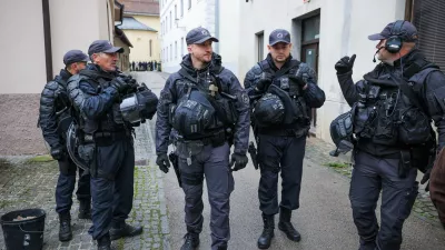 Novo mesto.Policijski specialci pri obcini v Novem mestu.