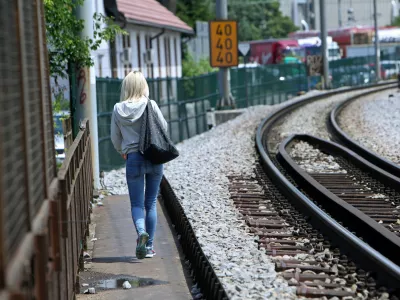 - simbolična fotografija - Slovenske železnice (SŽ) - železni&scaron;ka proga - železni&scaron;ki tiri - drugi tir - železnica - //FOTO: Tomaž Skale