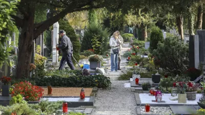 28.10.2024 - pokopališče Žale - urejanje grobov pred praznikom dan mrtvih - prodaja cvetjaFOTO: LUKA CJUHA