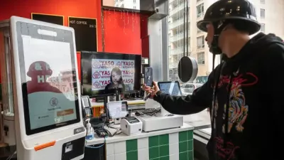 Filipinske delavke svoje delo opravijo kar prek platforme zoom. Foto: zajem zaslona