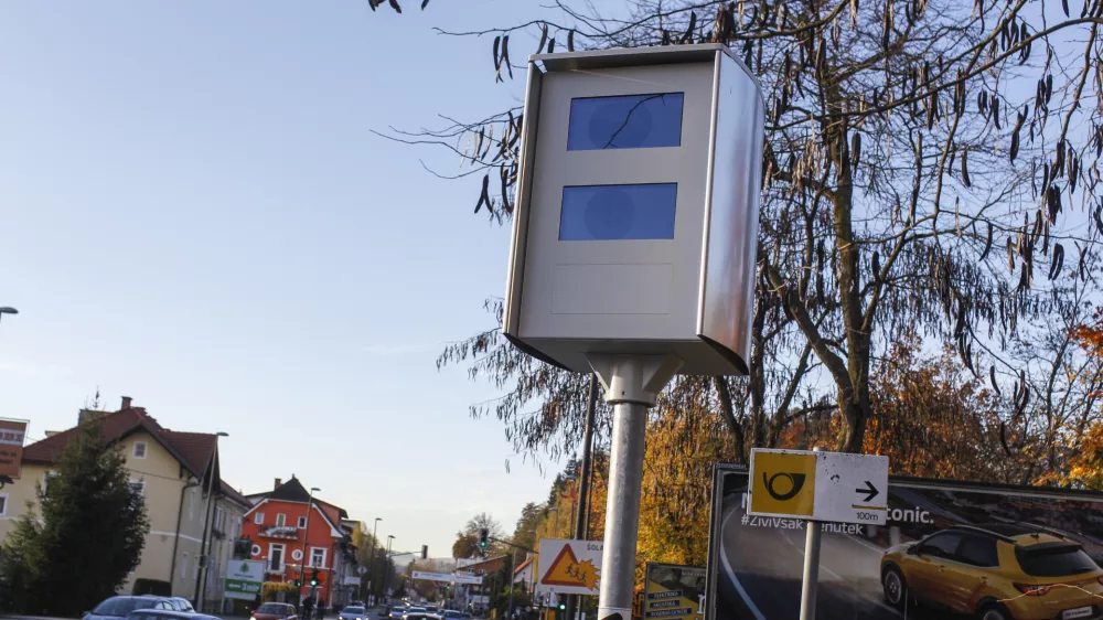 - 24.10.2017 - Dolenjska cesta v Ljubljani - novi stacionarni super radar ki lahko meri hitrost na obeh straneh prometnega toka hkrati, pri čemer lahko spremlja več vozil - nadzor hitrosti s samodejno merilno napravo &ndash; meritev hitrosti  //FOTO: Jaka Gasar