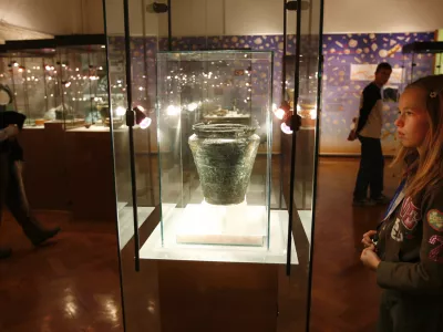 Situla z VačNarodni muzej Slovenije3. december - Dan odprtih vrat slovenske kulture//FOTO: Matej Pov&scaron;eOPOMBA: ZA OBJAVO V ČASOPISU DNEVNIK / Foto: Matej Pov&scaron;e