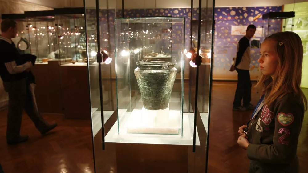 Situla z VačNarodni muzej Slovenije3. december - Dan odprtih vrat slovenske kulture//FOTO: Matej Pov&scaron;eOPOMBA: ZA OBJAVO V ČASOPISU DNEVNIK / Foto: Matej Pov&scaron;e