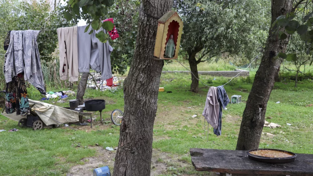 - romsko naselje Dobru&scaron;ka vas- 19.09.2024 - V Kulturnem domu v &Scaron;kocjanu je bila seja Medresorske vladne komisije za urejanje položaja Romov, medtem bo pred kulturnim domom tudi protestni shod//FOTO: Jaka Gasar