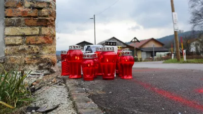 - sveče - - 25.11.2017 &ndash; - Bizovi&scaron;ka cesta pred križi&scaron;čem s Hru&scaron;evsko cesto v Ljubljani - prometna nesreča, v kateri je umrl 25-letni voznik, 32-letni sopotnik pa je utrpel hude po&scaron;kodbe - zaradi neprilagojene hitrosti se je voznik osebnega avtomobila zaletel v hi&scaron;o. //FOTO: Bojan Velikonja