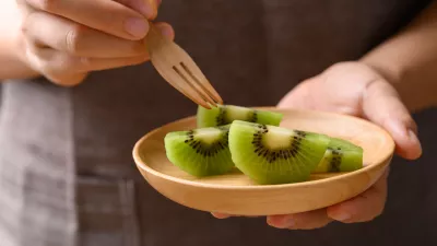 Sliced green kiwi fruit on wooden plate ready to eating, Healthy fruit / Foto: Nungning20