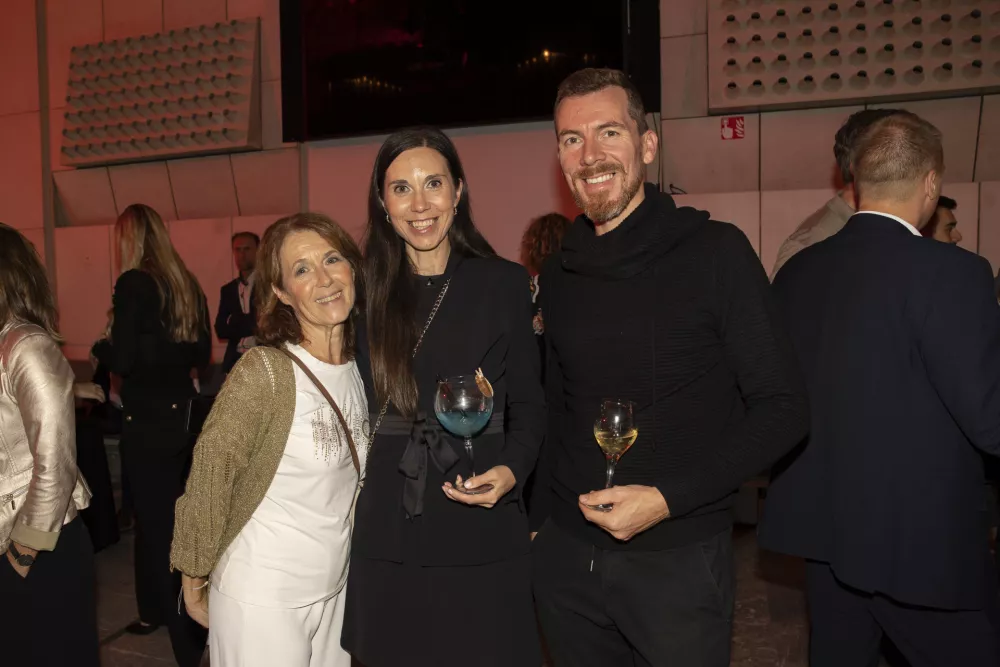 TEATER - Romana M&ouml;derndorfer, Mateja Rosa z možem (Foto: Katja Kodba)
