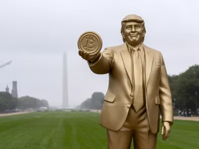 A statue of President Donald Trump holding a bitcoin in recognition of his support for cryptocurrency is displayed on the National Mall with the Washington Monument behind, Wednesday, Sept. 17, 2025, in Washington. (AP Photo/Alex Brandon)