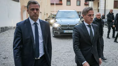 Novo Mesto, Rotovz.Izredna seja obcinskega sveta Mestne obcine Novo mesto, na kateri so obravnavali varnostno problematiko v regiji.Novomeski zupan Gregor Macedoni in predsednik vlade Robert Golob.