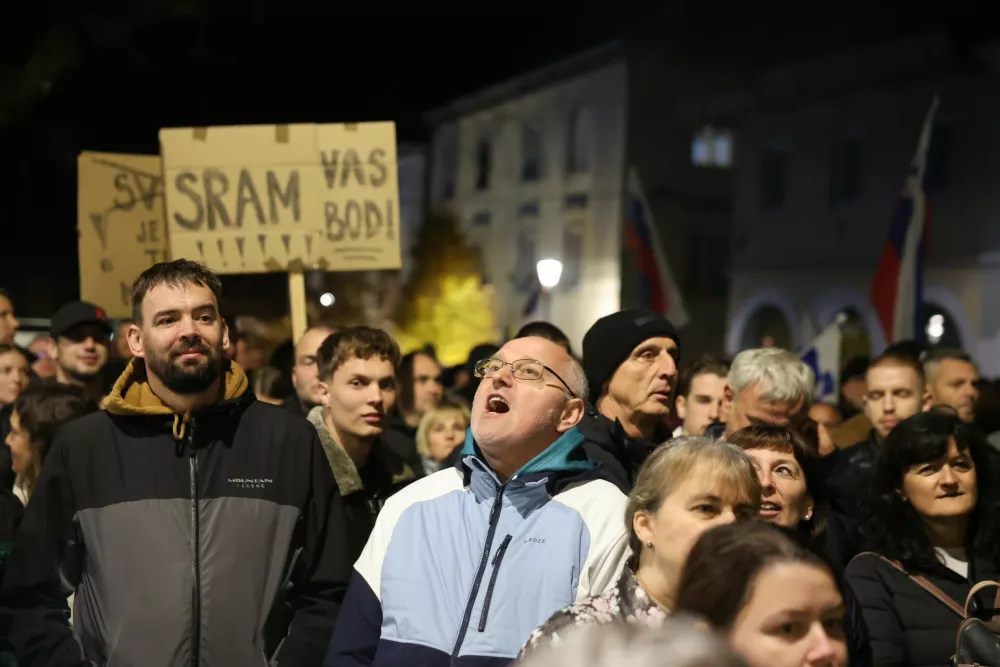 Nezadovoljstvo ob nagovoru premierja Goloba. Foto: Jaka Gasar