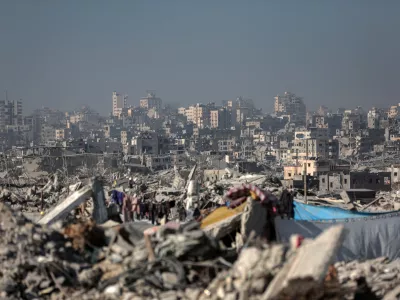 26 October 2025, Palestinian Territories, Jabalia: Palestinians try to survive after returning to their homes in Jabalia following a ceasefire agreement, trying to build a new life in the city destroyed by Israeli attacks, in Gaza City. Photo: Omar Ashtawy/APA Images via ZUMA Press Wire/dpa