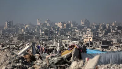 26 October 2025, Palestinian Territories, Jabalia: Palestinians try to survive after returning to their homes in Jabalia following a ceasefire agreement, trying to build a new life in the city destroyed by Israeli attacks, in Gaza City. Photo: Omar Ashtawy/APA Images via ZUMA Press Wire/dpa