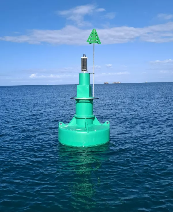 boja, koper pristani&scaron;če, vplovna pot / Foto: Svom