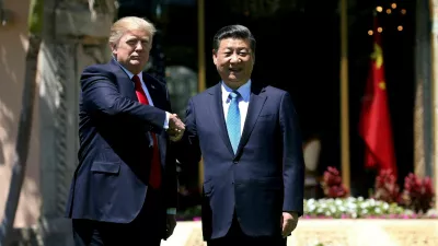 FILE PHOTO: U.S. President Donald Trump (L) and China's President Xi Jinping shake hands while walking at Mar-a-Lago estate after a bilateral meeting in Palm Beach, Florida, U.S., April 7, 2017. REUTERS/Carlos Barria/File Photo / Foto: Carlos Barria