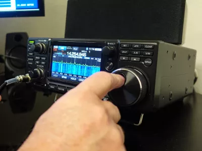 Man changing frequency on a modern radio transceiver / Foto: Richard Stephen