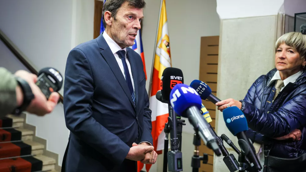 Novo Mesto, Rotovz.Izjava za medije po izredni seji obcinskega sveta Mestne obcine Novo mesto, na kateri so obravnavali varnostno problematiko v regiji, ki so se je udelezili tudi predstavniki drzave, med drugim premier Robert Golob in nekateri ministri.Minister za vzgojo in izobrazevanje Vinko Logaj.