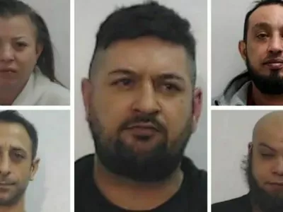 Petčlanska romunska kriminalna združba, &scaron;tirje mo&scaron;ki in ena ženska, so med letoma 2021 in 2022 v različnih stanovanjih po &scaron;kotskem Dundeeju posiljevala in spolno zlorabljala deset žensk, starih med 16 in 30 let. 