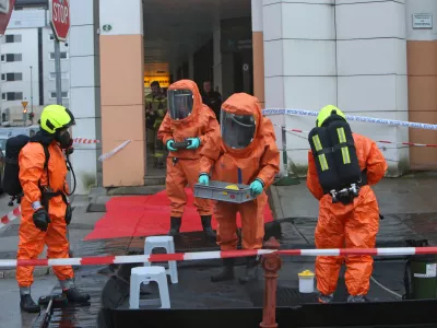 - preplah na ministrstvu za gospodarstvo - prejeli pismo iz katerega se je usul beli prah, ki bi lahko bil antraks. - plinotesna za&scaron;čitna obleka - 06.03.2017 - Ministrstvo za gospodarski razvoj in tehnologijo RS, Kotnikova ulica 5 //FOTO: Tomaž Skale