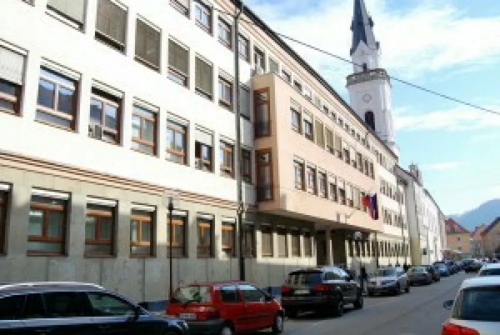 Namesto avtomobilov cvetlični lonci