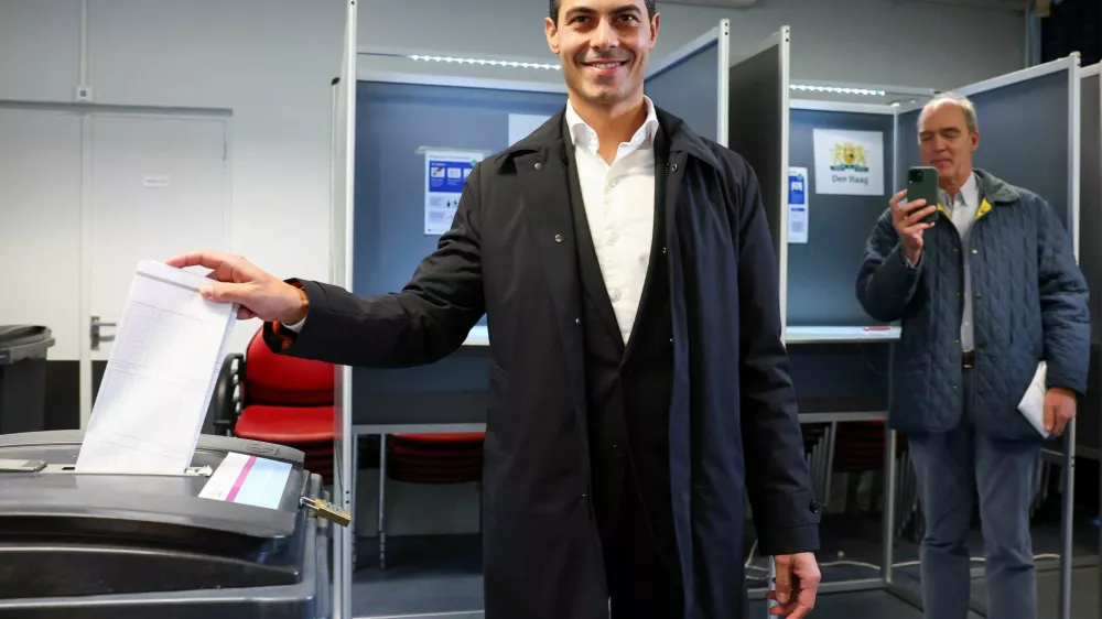 Democrats 66 (D66) party leader Rob Jetten casts his vote during the Dutch parliamentary election, in The Hague, Netherlands, October 29, 2025. REUTERS/Piroschka van de Wouw 