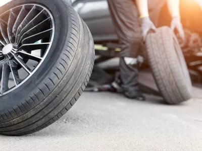 Car wheel repair shop outdoor ground. Seasonal winter tyre change at workshop. Vehicle tire repair, inspection and maintenance. Automotive garage for replace spare parts after failure breakdown. / Foto: Gkv