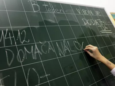 - &scaron;olstvo - osnovno&scaron;olci - učenci - pouk - domača naloga - &scaron;olska tabla- Osnovna &scaron;ola Ledina, Komenskega ulica 19 //FOTO: Luka Cjuha