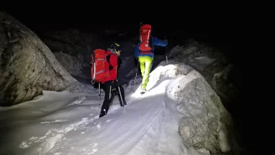 Reševalci GRS Kamnik so iz bivaka pod Skuto reševali planince. 