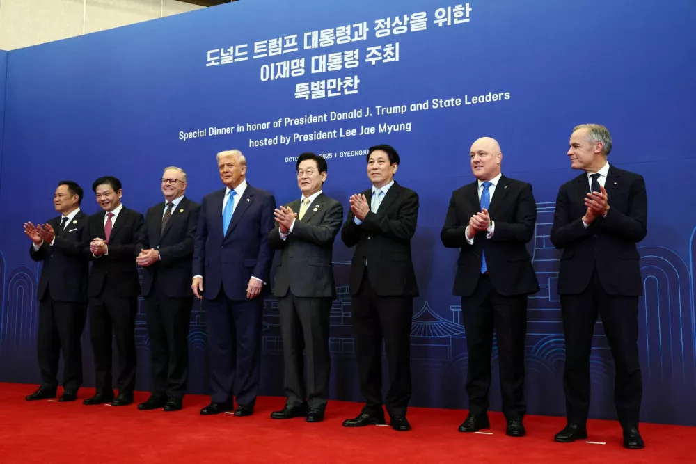 U.S. President Donald Trump, Canadian Prime Minister Mark Carney, Australian Prime Minister Anthony Albanese, South Korean President Lee Jae Myung, Thailand Prime Minister Anutin Charnvirakul, New Zealand's Prime Minister Christopher Luxon pose for a family photo, on the day of an Asia-Pacific Economic Cooperation (APEC) leaders' dinner hosted by South Korean President Lee Jae Myung in Gyeongju, South Korea, October 29, 2025. REUTERS/Evelyn Hockstein