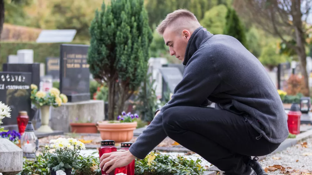 Po bontonu ni povsem vseeno, kako smo oblečeni, ko pridemo na grob. / Foto: Istock