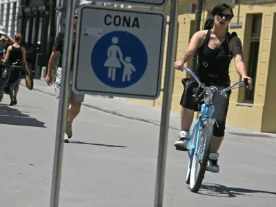 - kolesar na coni za pe&scaron;ce - kolesarji in pe&scaron;ci //FOTO: Luka Cjuha