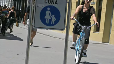 - kolesar na coni za pešce - kolesarji in pešci //FOTO: Luka Cjuha