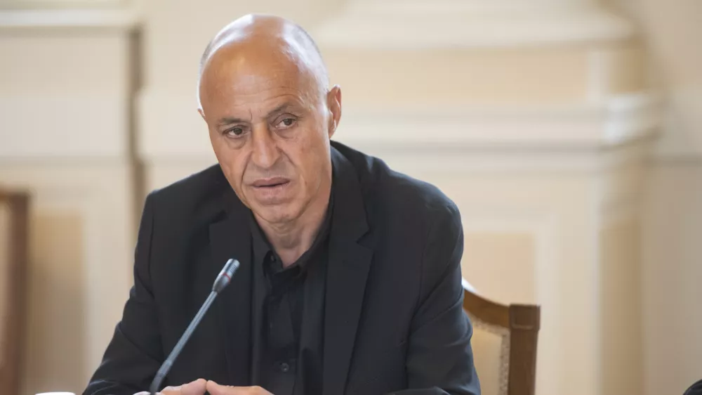 Ljubljana, predsedniska palaca.Posvet o odprtih vprasanjih polozaja romske skupnosti v Jugovzhodni Sloveniji, ki ga je pripravil predsednik republike Borut Pahor.Novomeski romski svetnik Dusko Smajek.