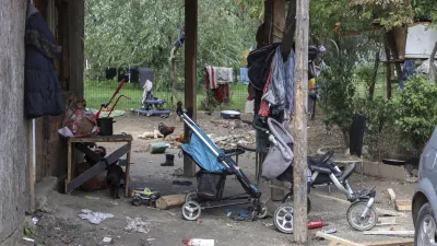 - romsko naselje Dobru&scaron;ka vas- 19.09.2024 - V Kulturnem domu v &Scaron;kocjanu je bila seja Medresorske vladne komisije za urejanje položaja Romov, medtem bo pred kulturnim domom tudi protestni shod//FOTO: Jaka Gasar