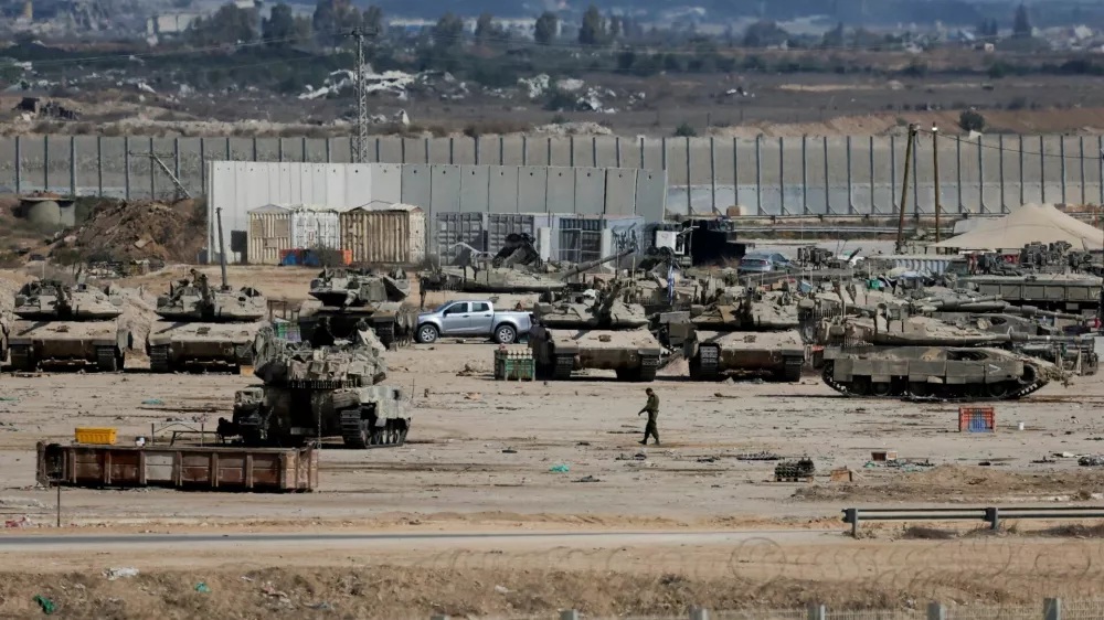 Israeli military personnel operate on the Israeli side of the Israel-Gaza border, on the day the Israeli military said it had resumed enforcing the Gaza ceasefire agreement after a series of strikes across the Gaza Strip, in southern Israel, October 29, 2025. REUTERS/Ammar Awad   TPX IMAGES OF THE DAY