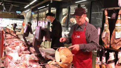 - velikonočna šunka - - 15.04.2022 – Maximarket - trgovina Mercator MAXI, Trg republike 1 v Ljubljani //FOTO: Bojan Velikonja