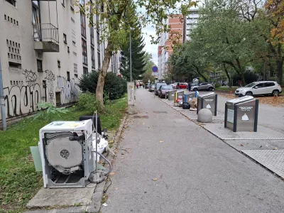 Smeti, umazanija in smrad okoli potopnih odlagali&scaron;č vse bolj jezijo občane