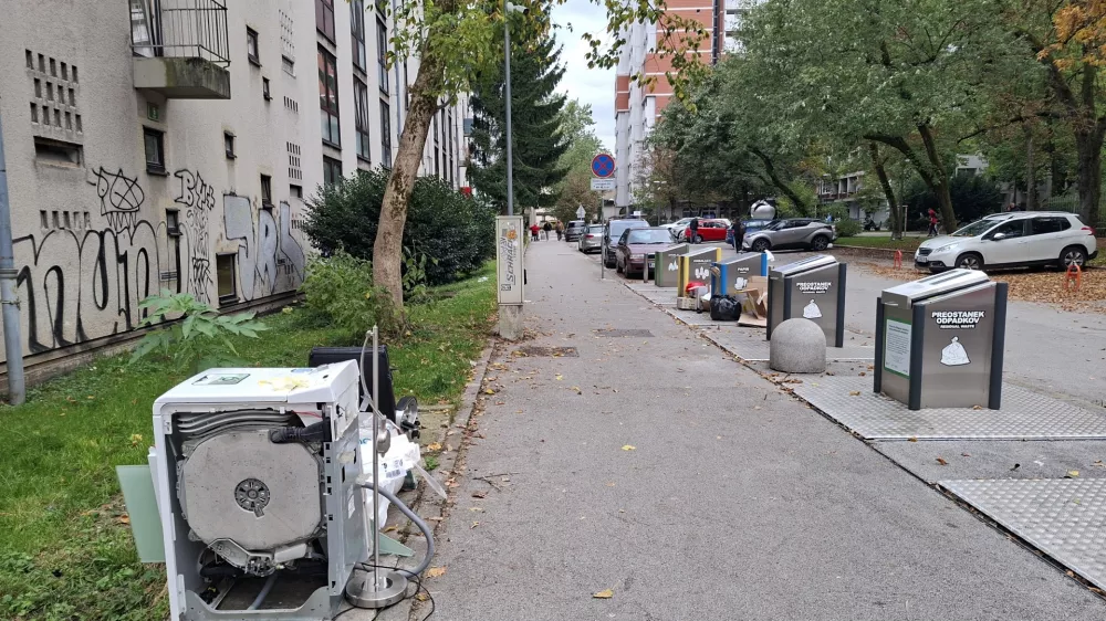 Smeti, umazanija in smrad okoli potopnih odlagali&scaron;č vse bolj jezijo občane