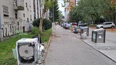 Smeti, umazanija in smrad okoli potopnih odlagali&scaron;č vse bolj jezijo občane