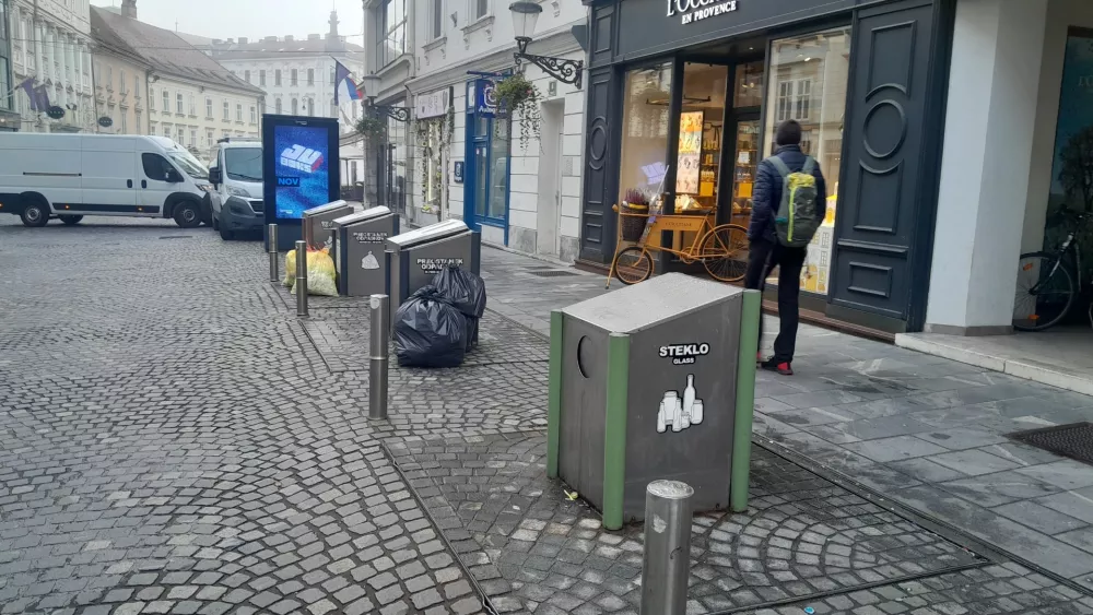 Smeti, umazanija in smrad okoli potopnih odlagali&scaron;č vse bolj jezijo občane