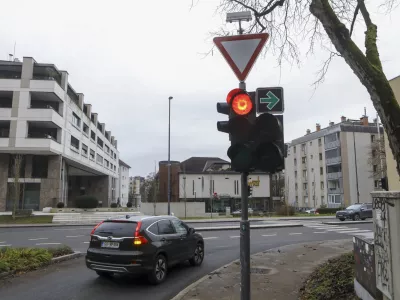 - 12.12.2023 &ndash; križi&scaron;če Karlov&scaron;ka cesta &ndash; Predor pod Gradom - semafor - prometni znak zelena pu&scaron;čica za zavijanje desno pri rdeči luči -  //FOTO: Luka Cjuha
