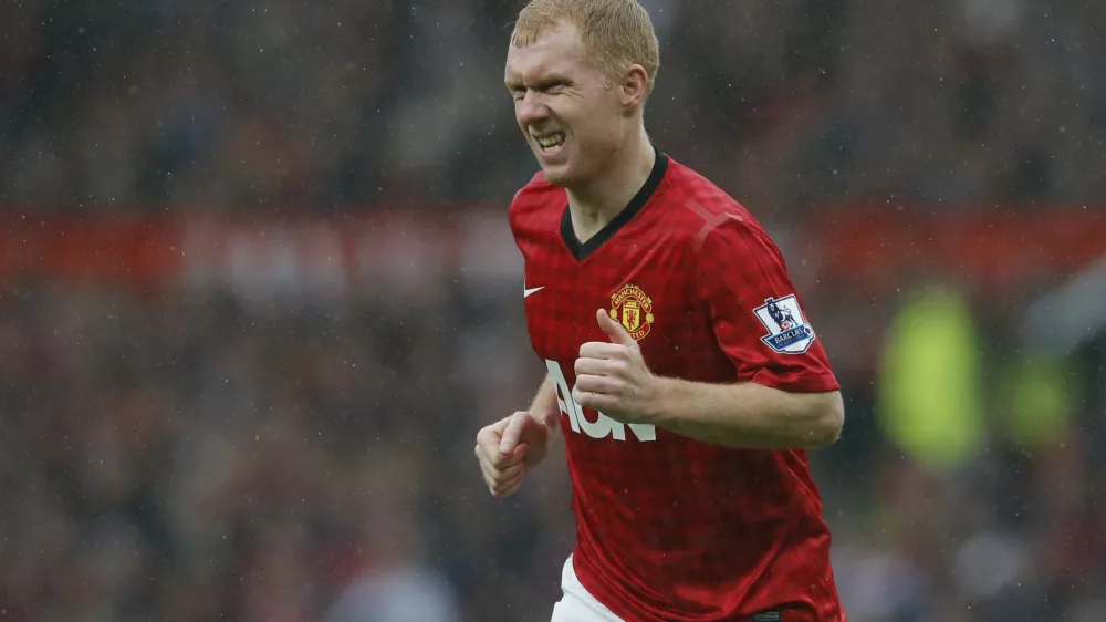 Manchester United's Paul Scholes runs during the English Premier League soccer match against Swansea City at Old Trafford stadium in Manchester, northern England May 12, 2013. Scholes will quit playing at the end of the Premier League season, the Manchester United midfielder said on Saturday. REUTERS/Phil Noble (BRITAIN - Tags: SPORT SOCCER) FOR EDITORIAL USE ONLY. NOT FOR SALE FOR MARKETING OR ADVERTISING CAMPAIGNS. EDITORIAL USE ONLY. NO USE WITH UNAUTHORIZED AUDIO, VIDEO, DATA, FIXTURE LISTS, CLUB/LEAGUE LOGOS OR 'LIVE' SERVICES. ONLINE IN-MATCH USE LIMITED TO 45 IMAGES, NO VIDEO EMULATION. NO USE IN BETTING, GAMES OR SINGLE CLUB/LEAGUE/PLAYER PUBLICATIONS.