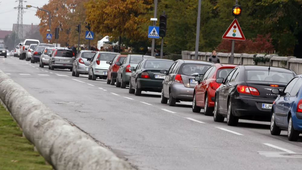 prometni zastoj pri žalah- pokopali&scaron;če ljubljanske Žale - urejenje grobov - Dan spomina na mrtve, dan mrtvih//FOTO: Bojan Velikonja