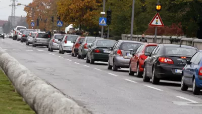 prometni zastoj pri žalah- pokopali&scaron;če ljubljanske Žale - urejenje grobov - Dan spomina na mrtve, dan mrtvih//FOTO: Bojan Velikonja