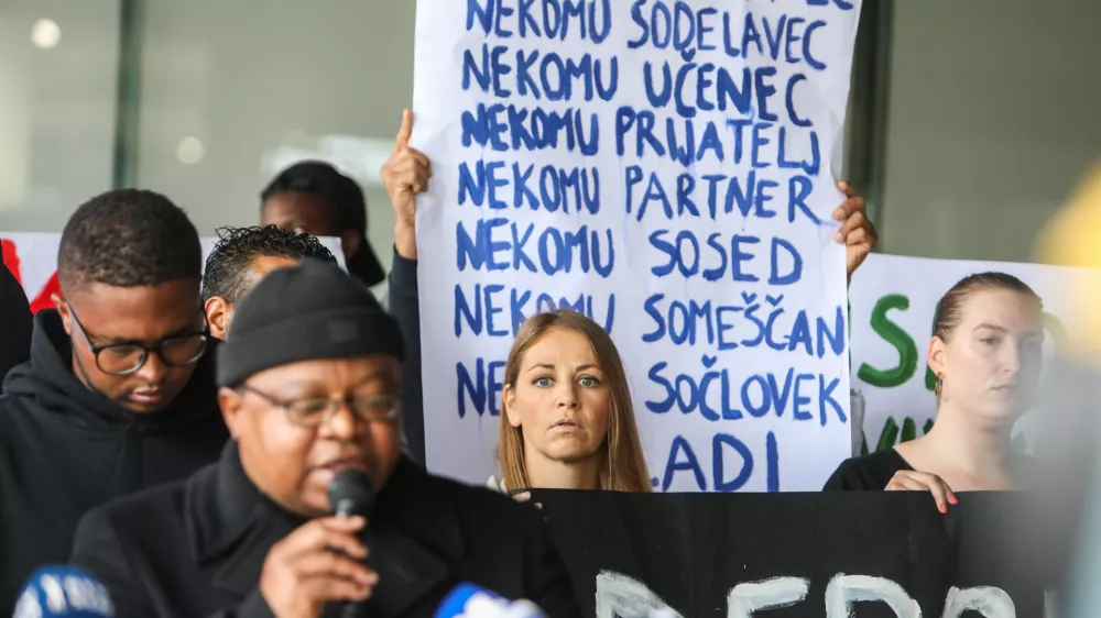 - Taja Premk, vodja programa komunikacijin organizacije dogodkov pri Amnesty internatial.- migranti- 26.09.2024. - Novinarska konferenca Ambasade Rog ne temo deportacij migrantov iz Slovemije, tudi tistih, ki že delajo tukaj.//FOTO: Bojan Velikonja