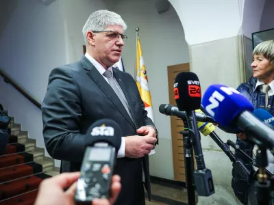 Novo Mesto, Rotovz.Izjava za medije po izredni seji obcinskega sveta Mestne obcine Novo mesto, na kateri so obravnavali varnostno problematiko v regiji, ki so se je udelezili tudi predstavniki drzave, med drugim premier Robert Golob in nekateri ministri.Minister za notranje zadeve v odstopu Bostjan Poklukar.