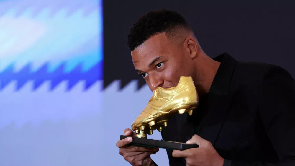 Soccer Football - Kylian Mbappe receives the European Golden Boot - Santiago Bernabeu, Madrid, Spain - October 31, 2025 Real Madrid's Kylian Mbappe celebrates with the European Golden Boot trophy REUTERS/Violeta Santos Moura   TPX IMAGES OF THE DAY